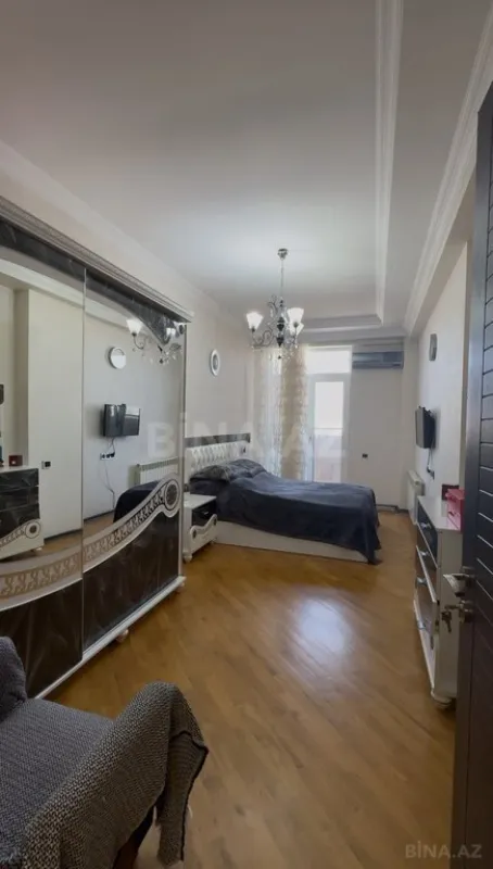 Satılır 4 otaqlı mənzil 217 m²