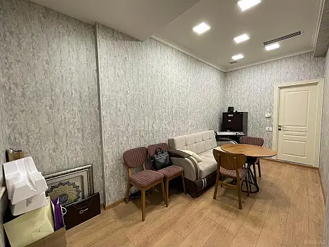 Satılır 10 otaqlı ofis 250 m²