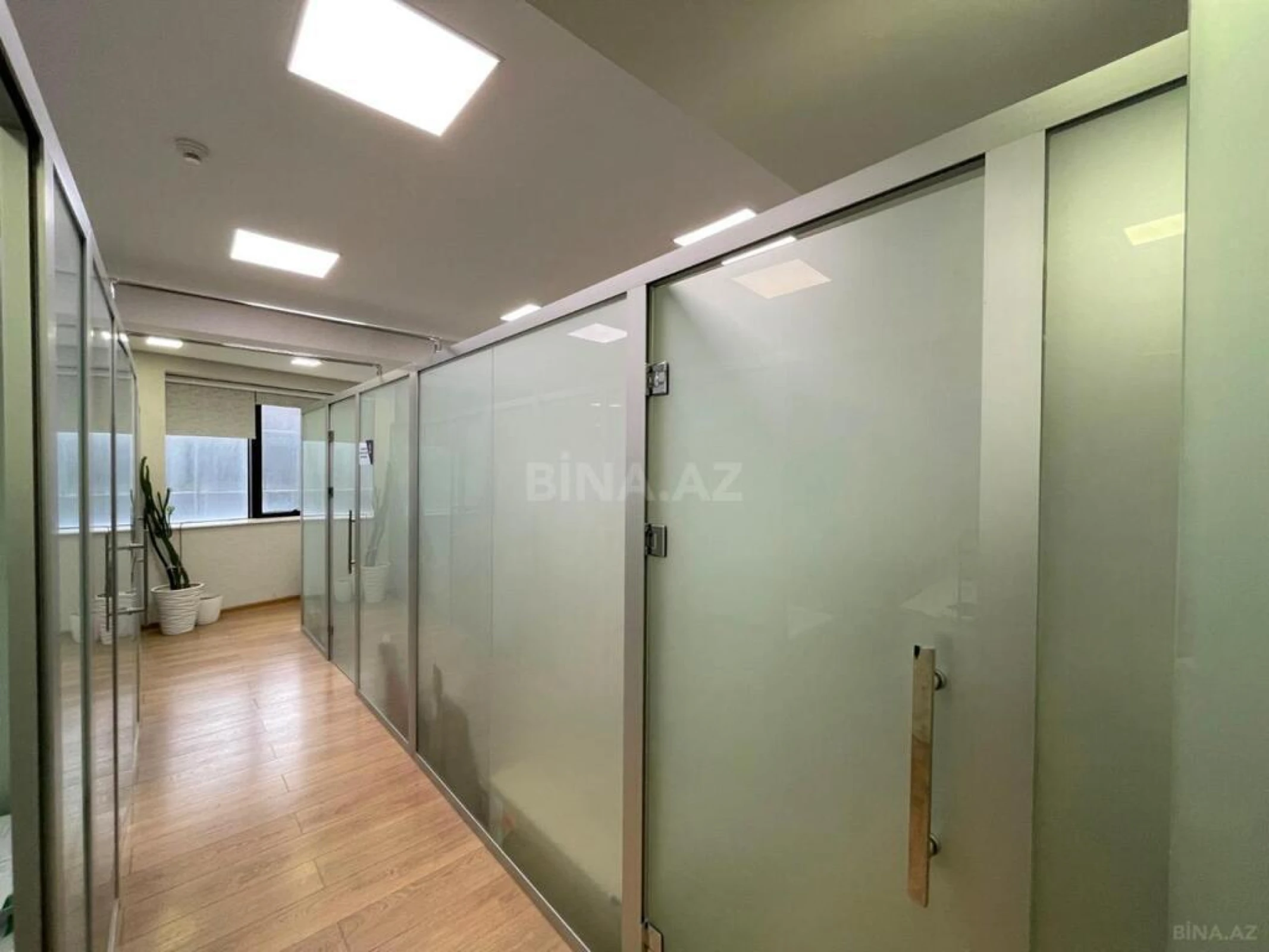 Satılır 10 otaqlı ofis 250 m²