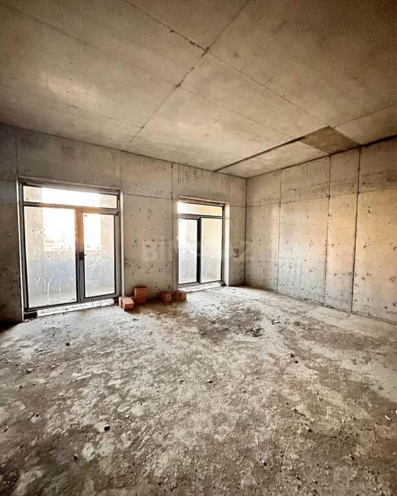 Satılır 4 otaqlı mənzil 197 m²