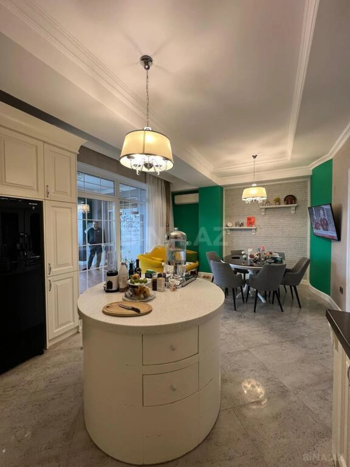 Satılır 4 otaqlı mənzil 238 m²