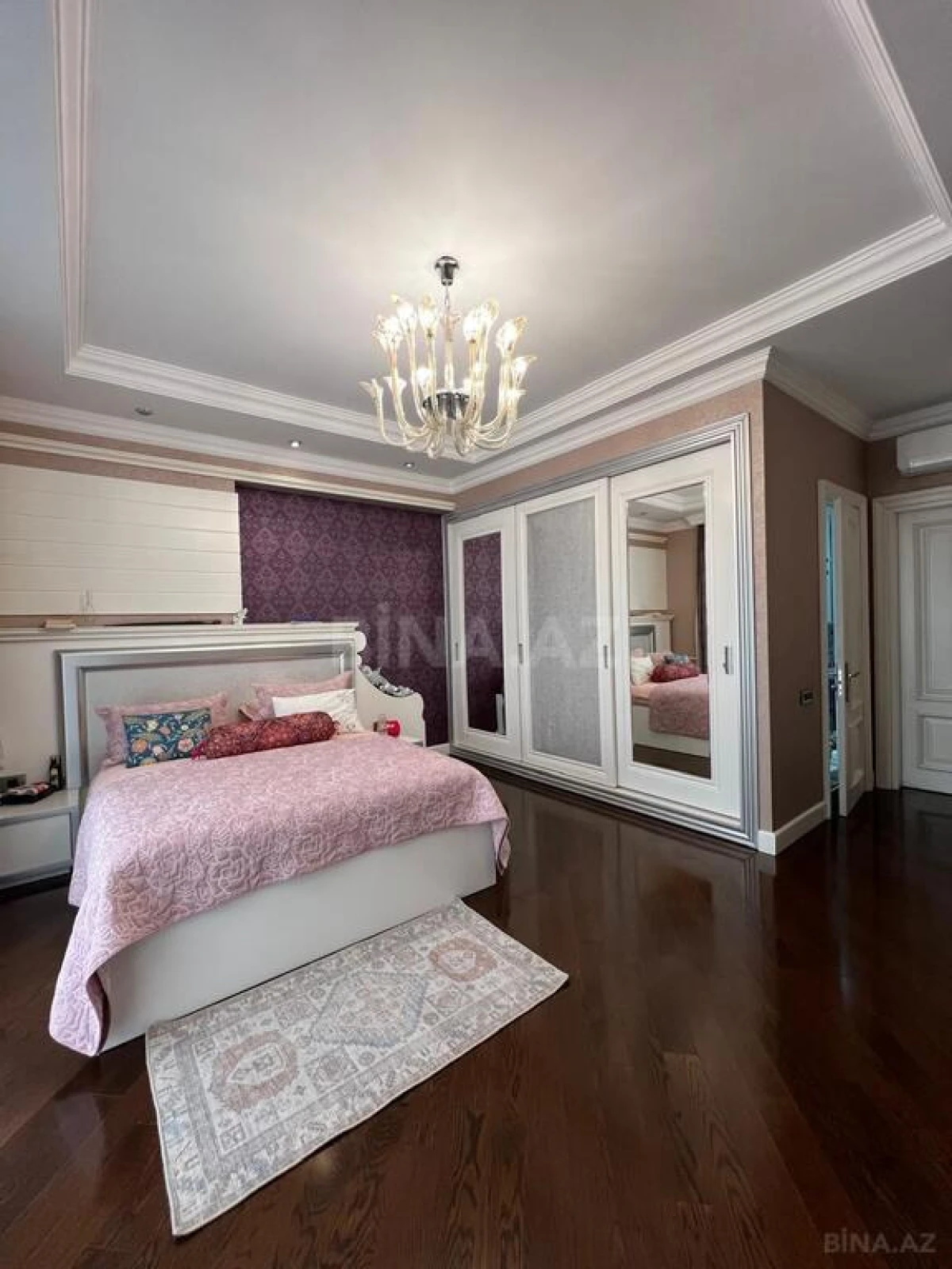 Satılır 4 otaqlı mənzil 238 m²