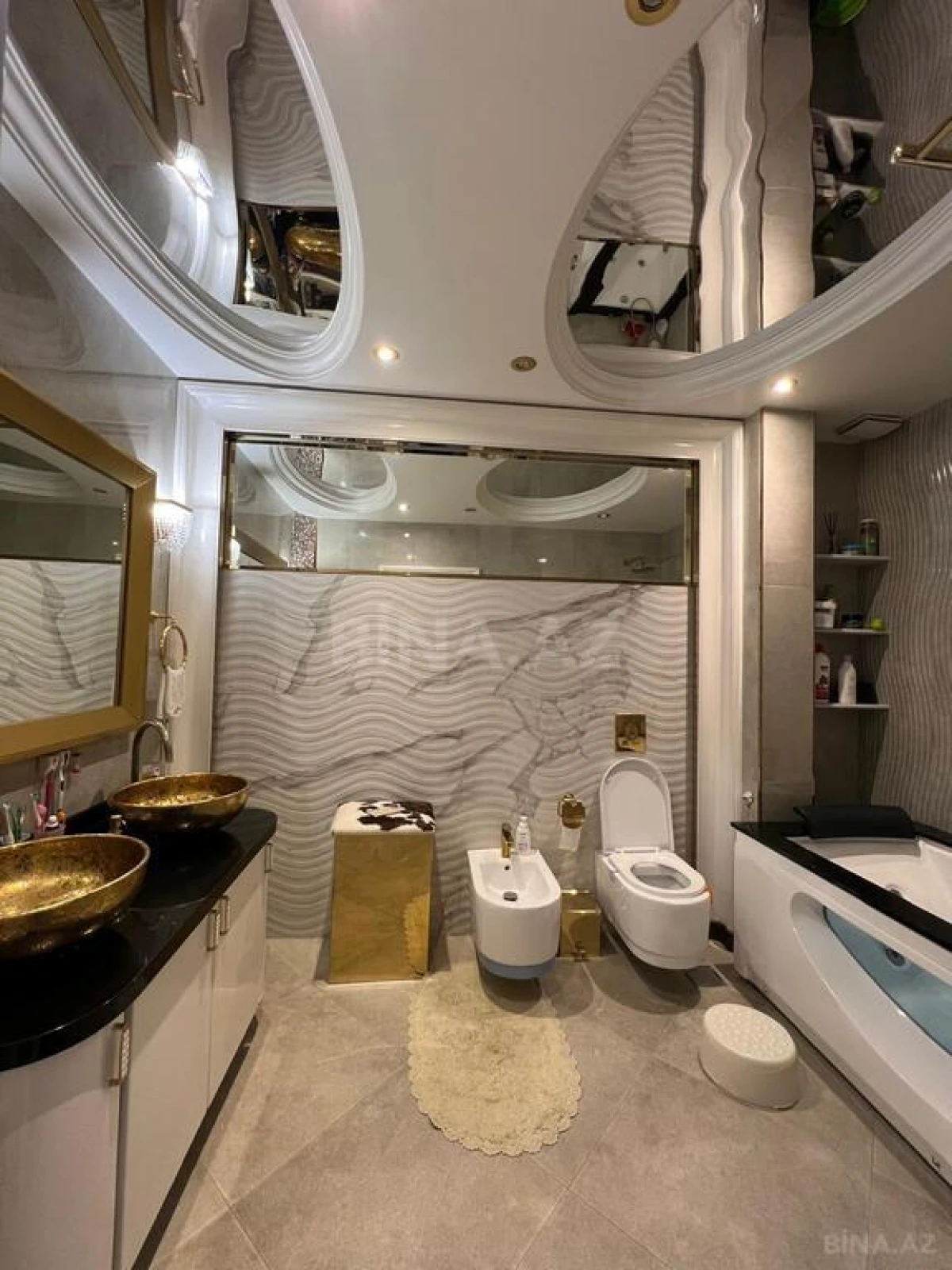 Satılır 4 otaqlı mənzil 238 m²