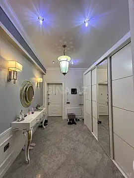 Satılır 4 otaqlı mənzil 238 m²