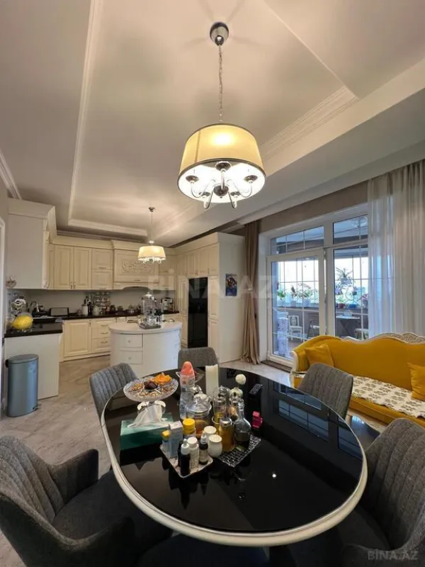 Satılır 4 otaqlı mənzil 238 m²
