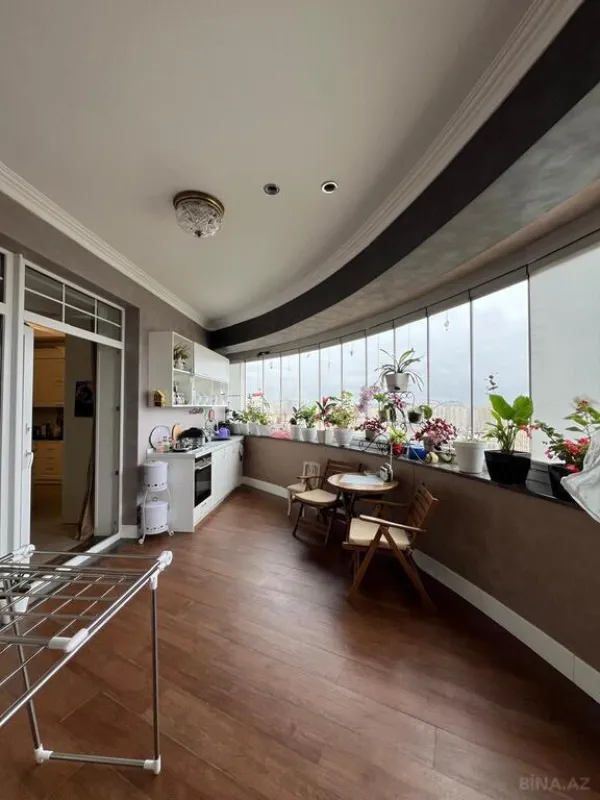 Satılır 4 otaqlı mənzil 238 m²