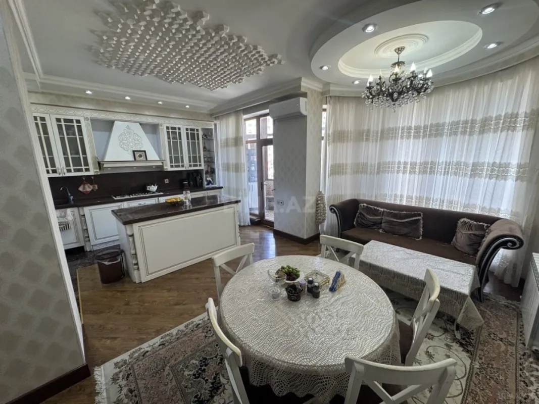 Satılır 4 otaqlı mənzil 226 m²