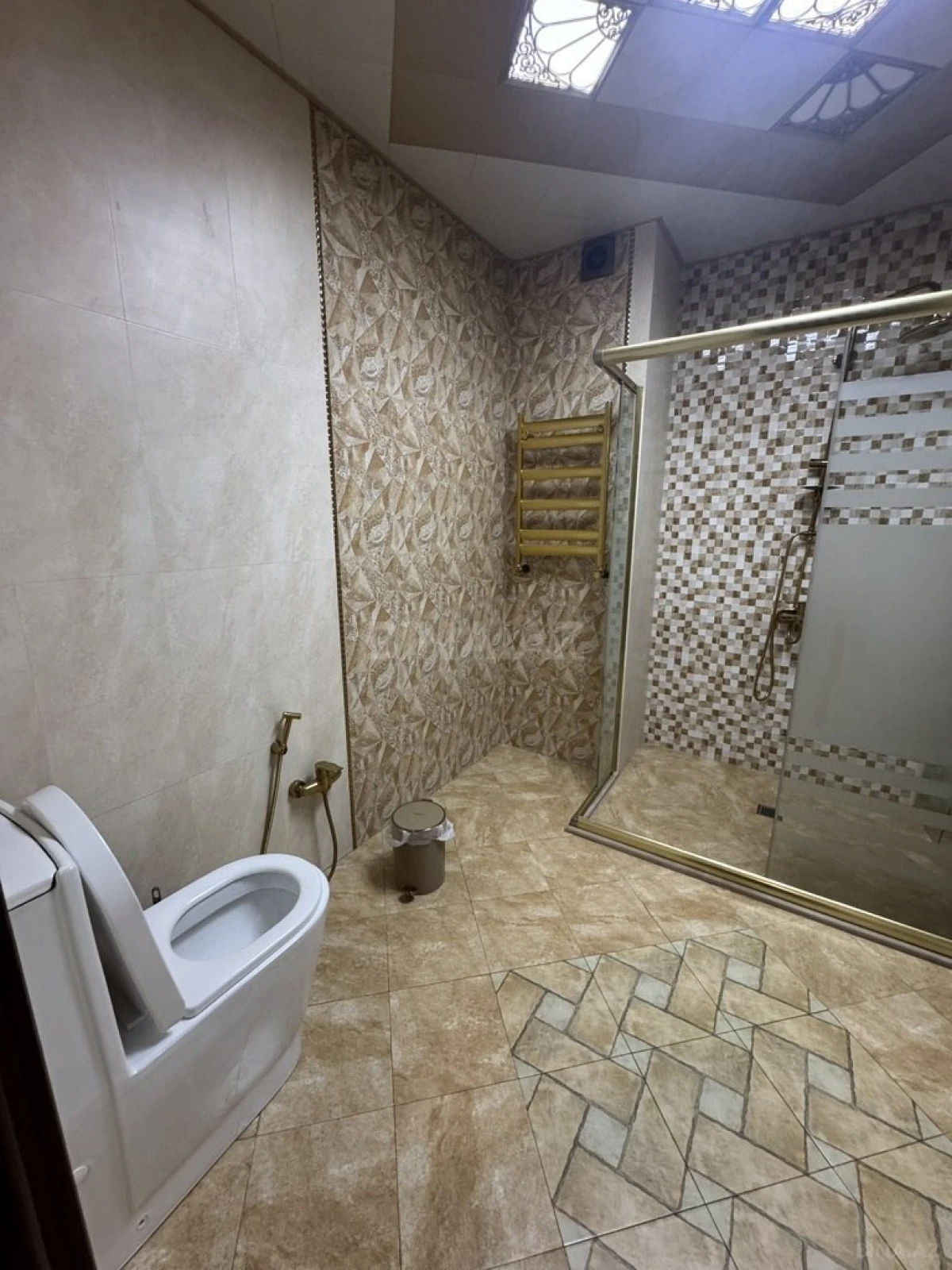 Satılır 4 otaqlı mənzil 226 m²