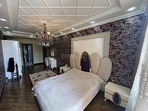 Satılır 4 otaqlı mənzil 226 m²