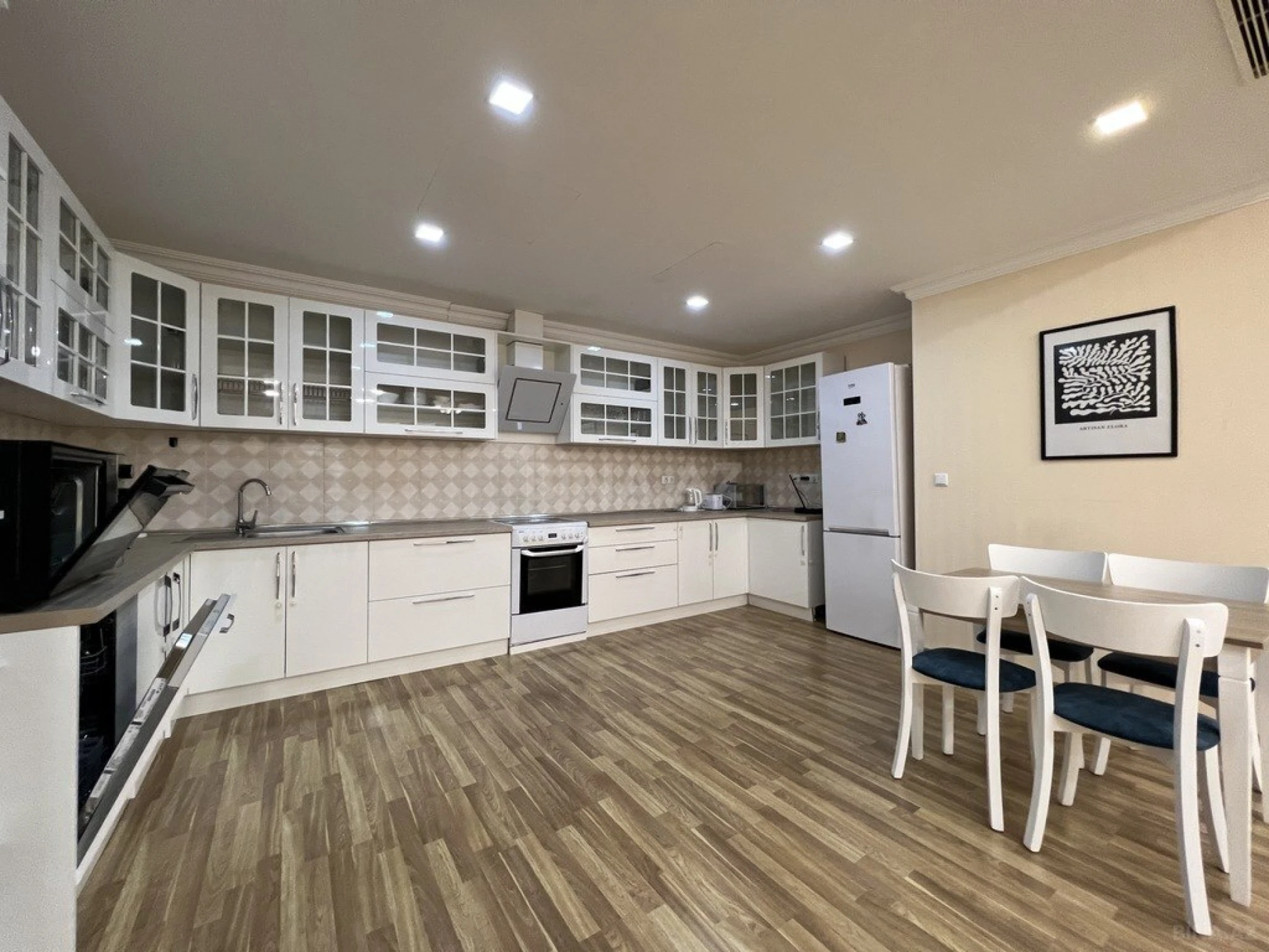 Kirayə verilir 3 otaqlı mənzil 165 m²