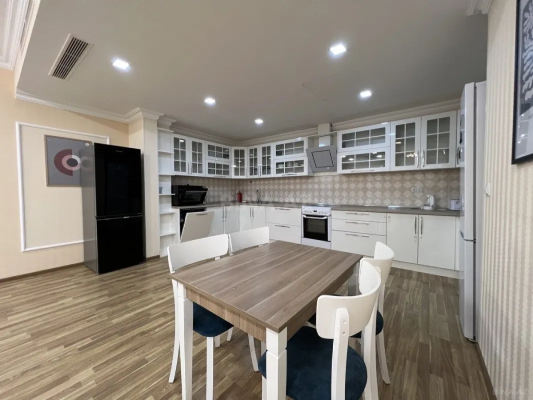 Kirayə verilir 3 otaqlı mənzil 165 m²