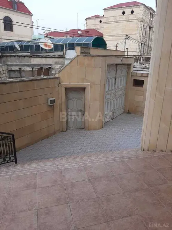 Satılır 10 otaqlı həyət evi 650 m²