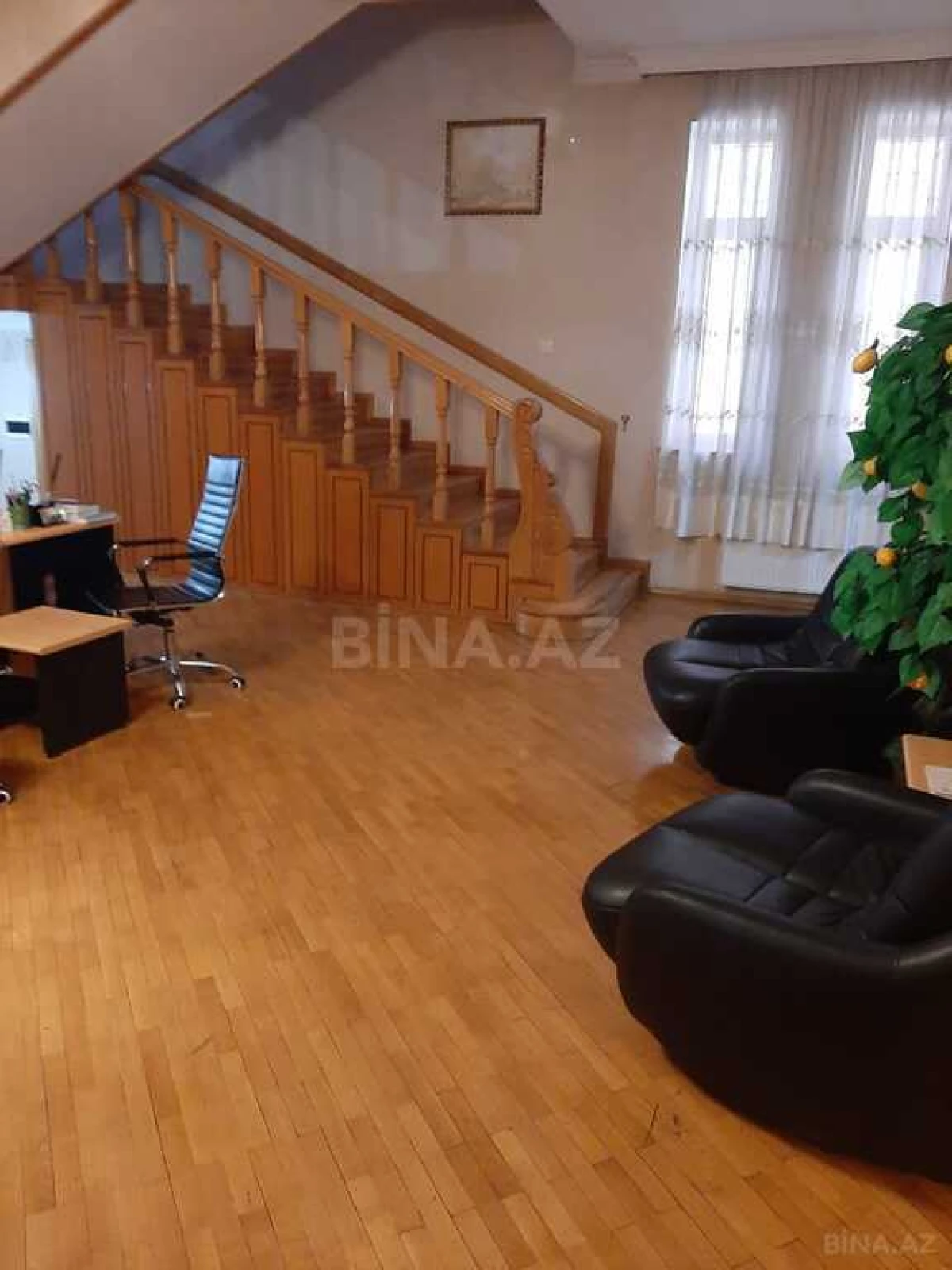 Satılır 10 otaqlı həyət evi 650 m²