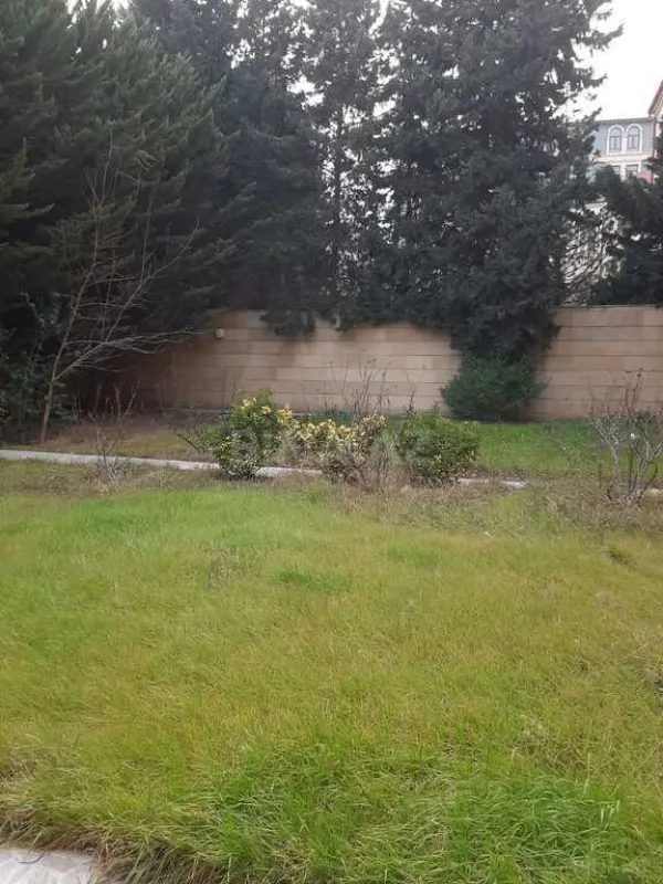 Satılır 10 otaqlı həyət evi 650 m²