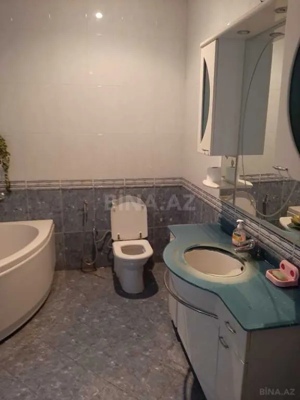 Satılır 10 otaqlı həyət evi 650 m²