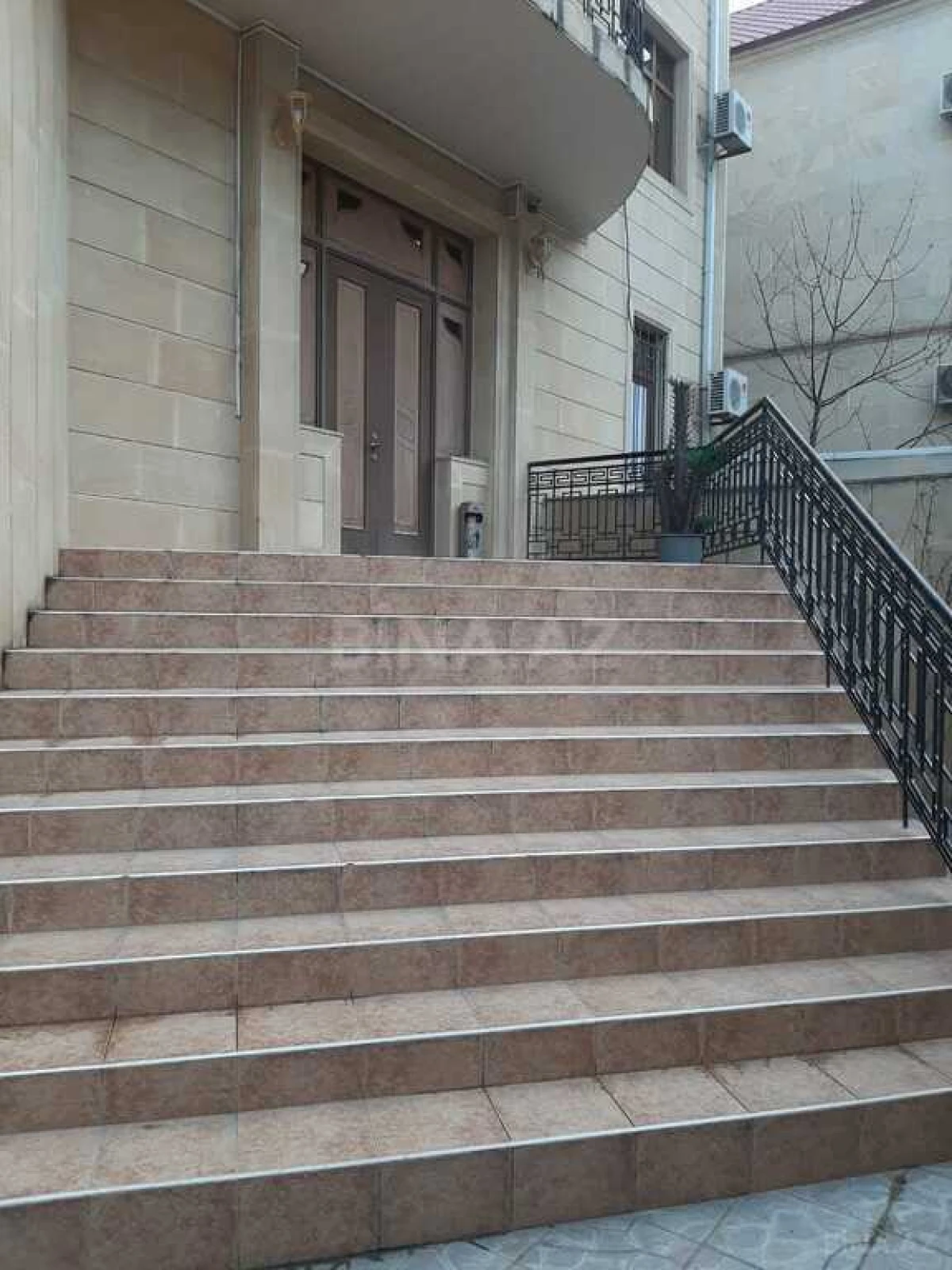 Satılır 10 otaqlı həyət evi 650 m²