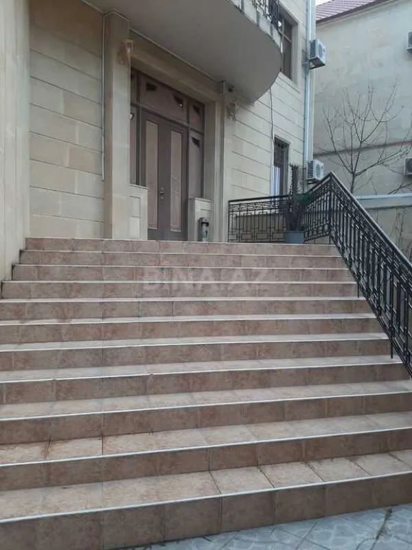 Satılır 10 otaqlı həyət evi 650 m²