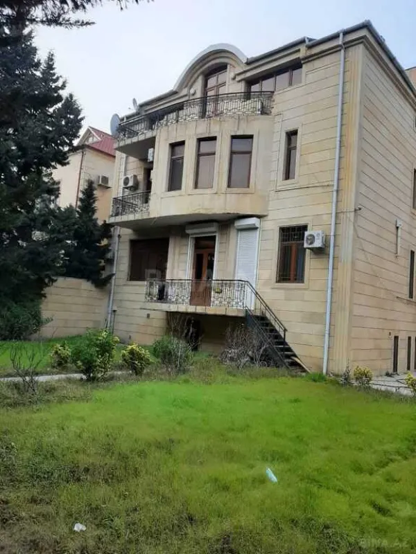 Satılır 10 otaqlı həyət evi 650 m²