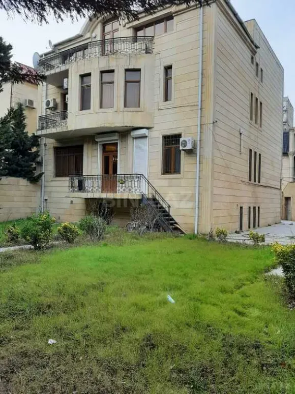 Satılır 10 otaqlı həyət evi 650 m²