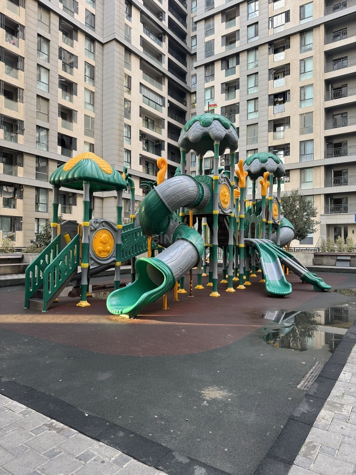 Satılır 3 otaqlı mənzil 126 m²