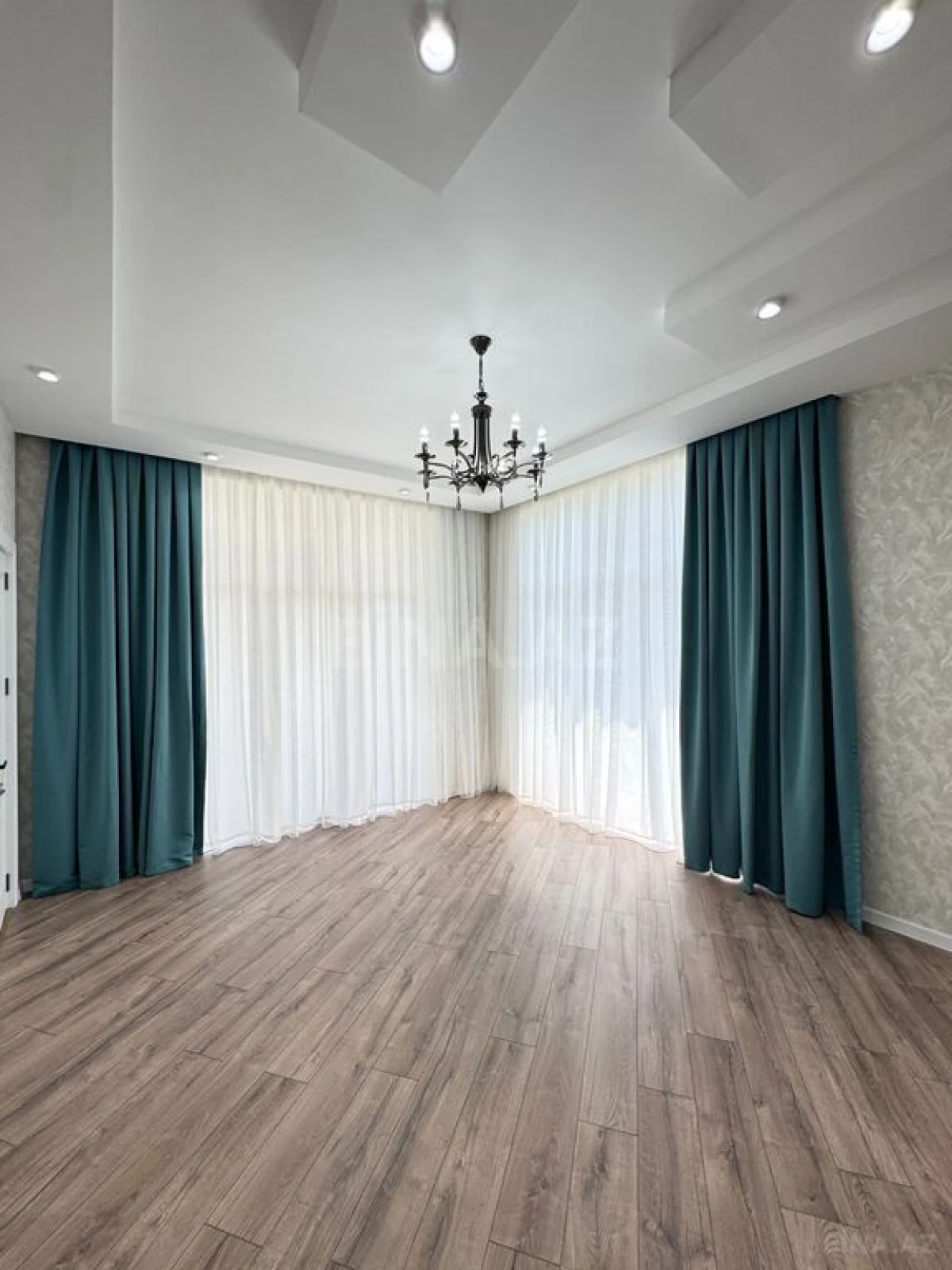 Satılır 6 otaqlı həyət evi 300 m²