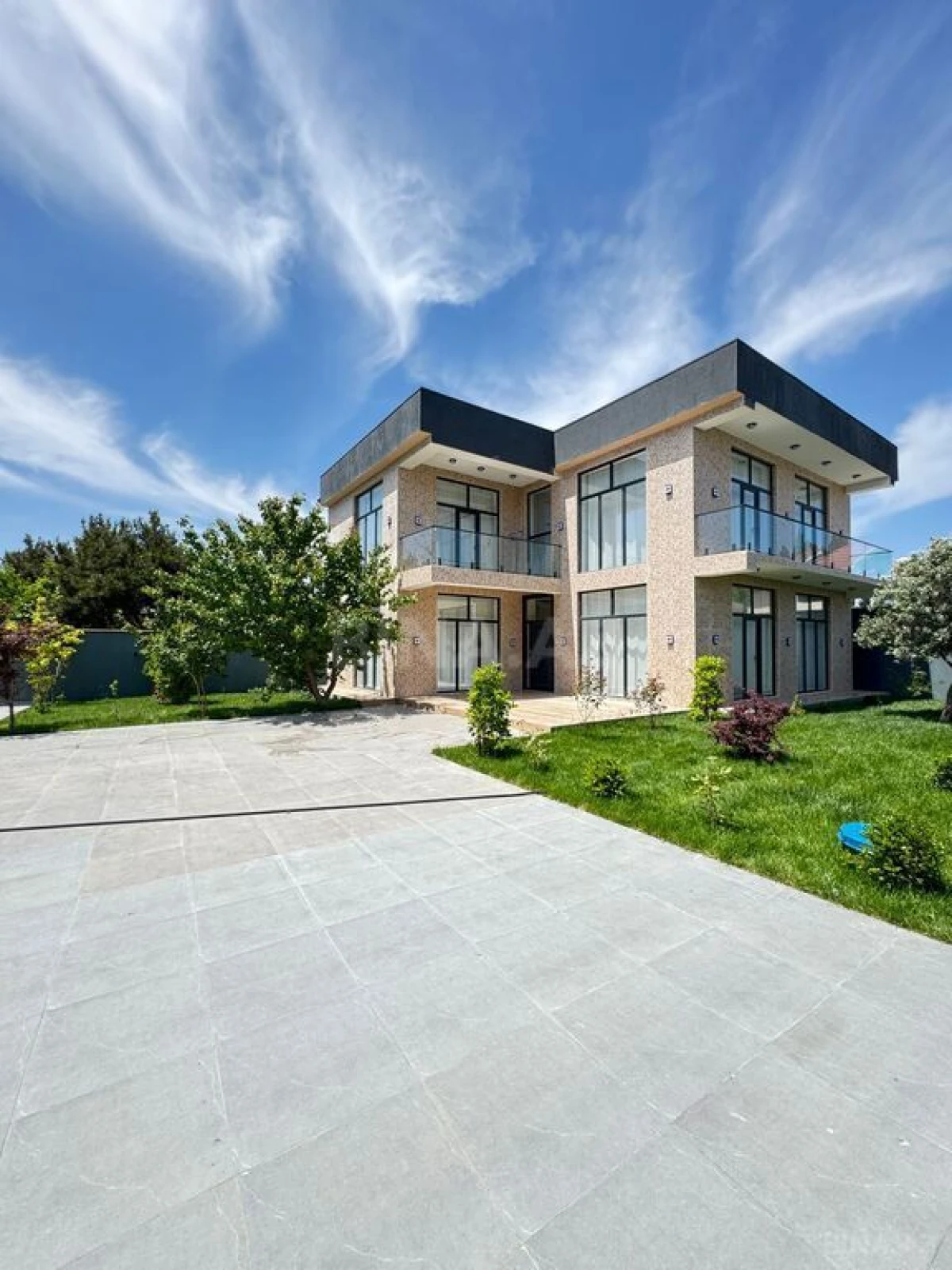 Satılır 6 otaqlı həyət evi 300 m²