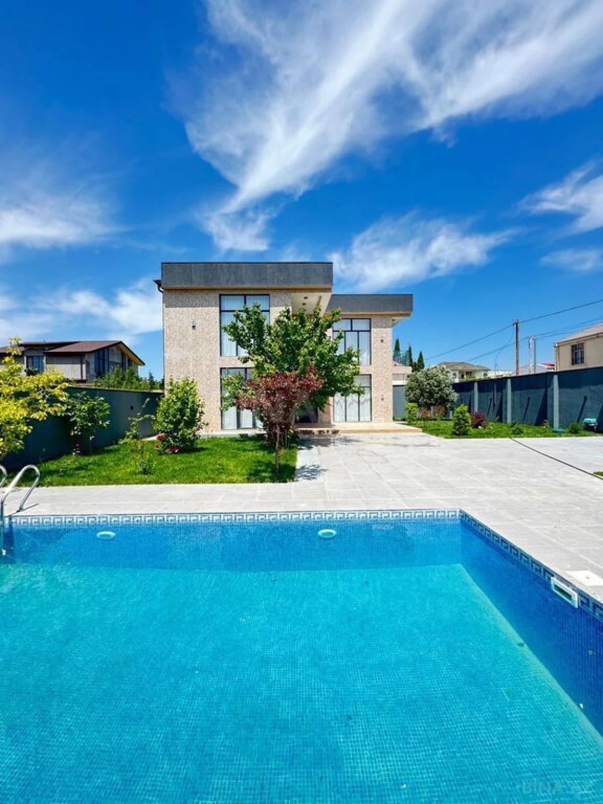 Satılır 6 otaqlı həyət evi 300 m²