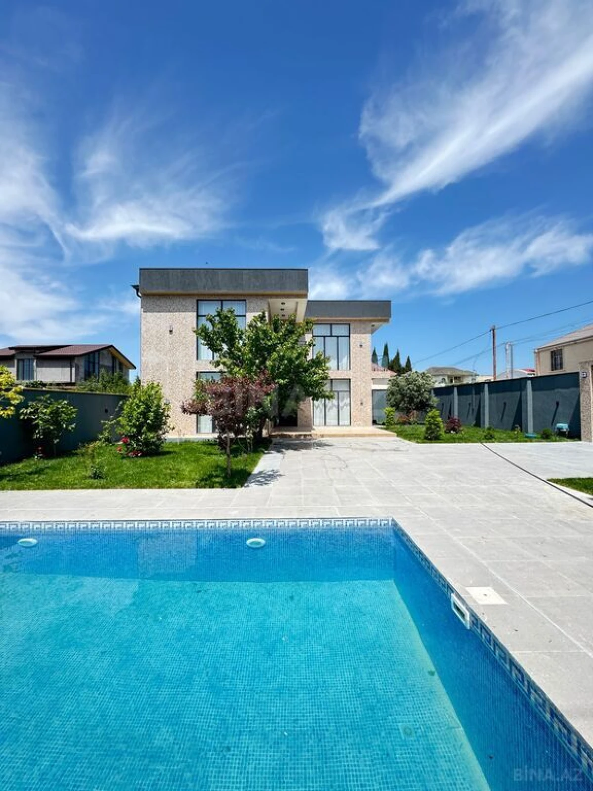 Satılır 6 otaqlı həyət evi 300 m²