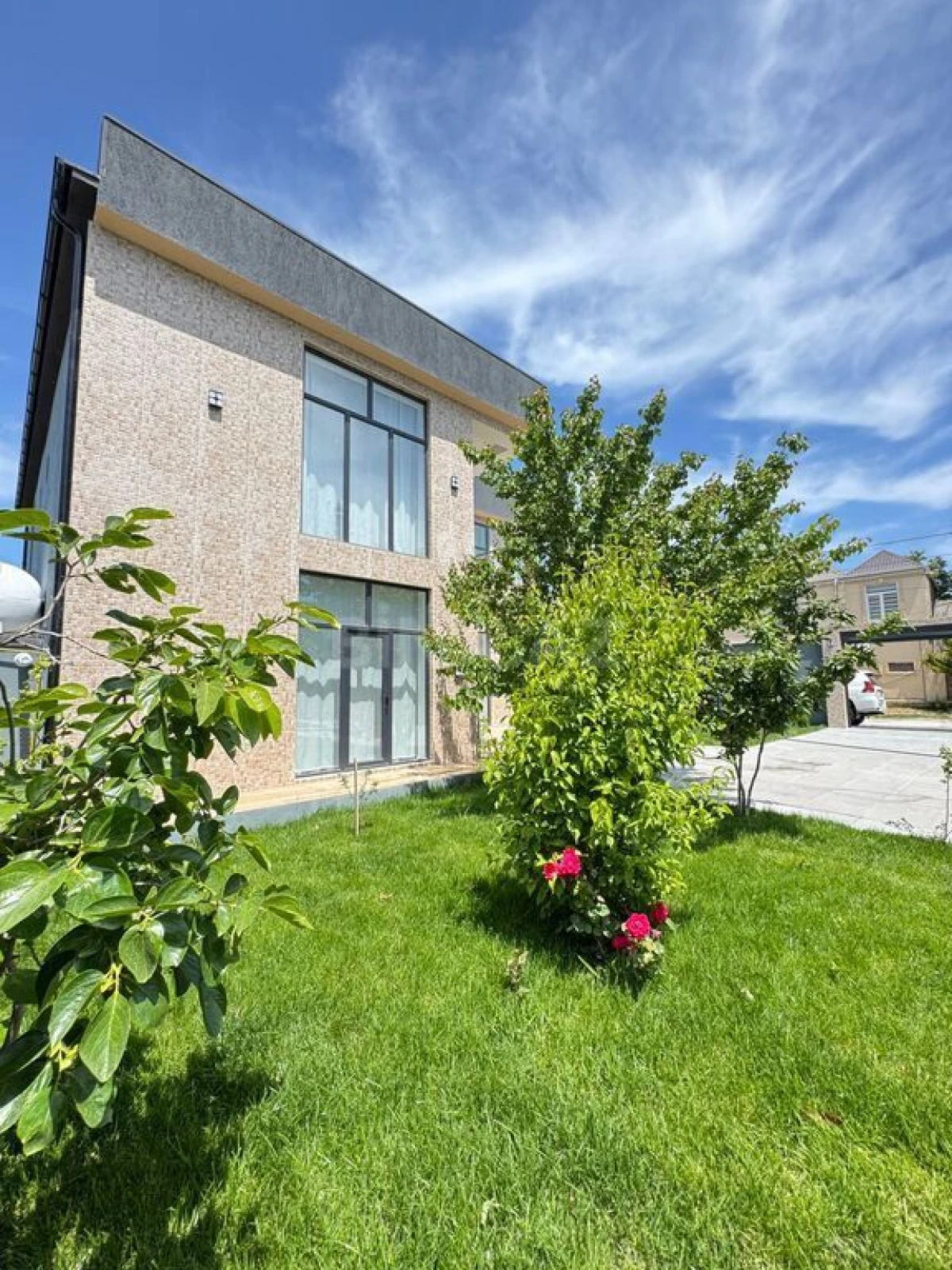 Satılır 6 otaqlı həyət evi 300 m²