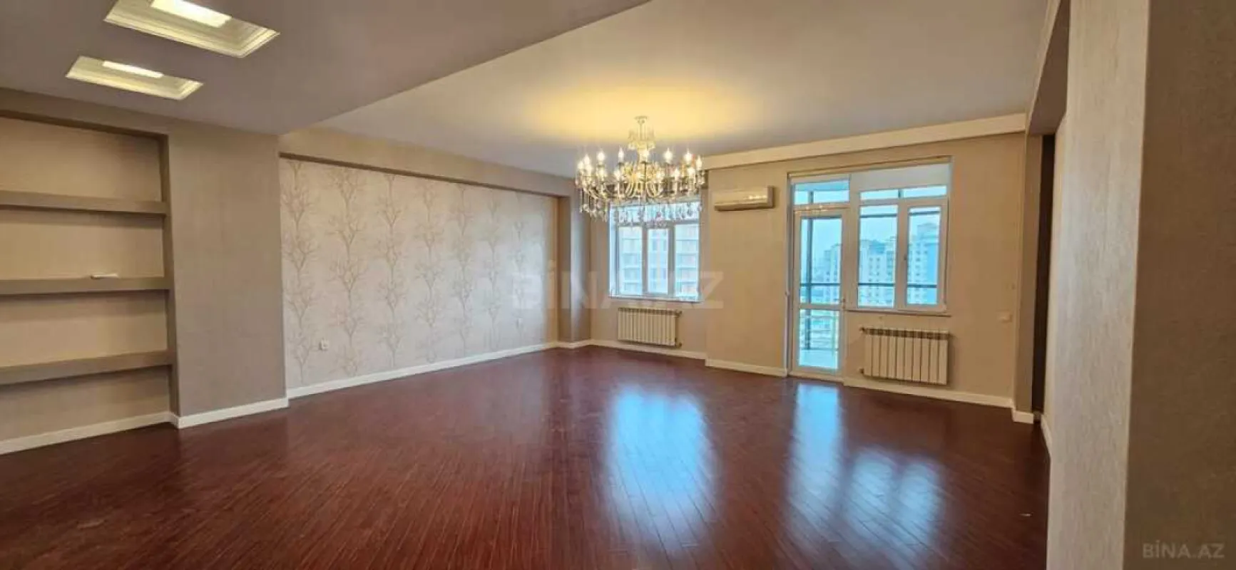 Satılır 3 otaqlı mənzil 135 m²