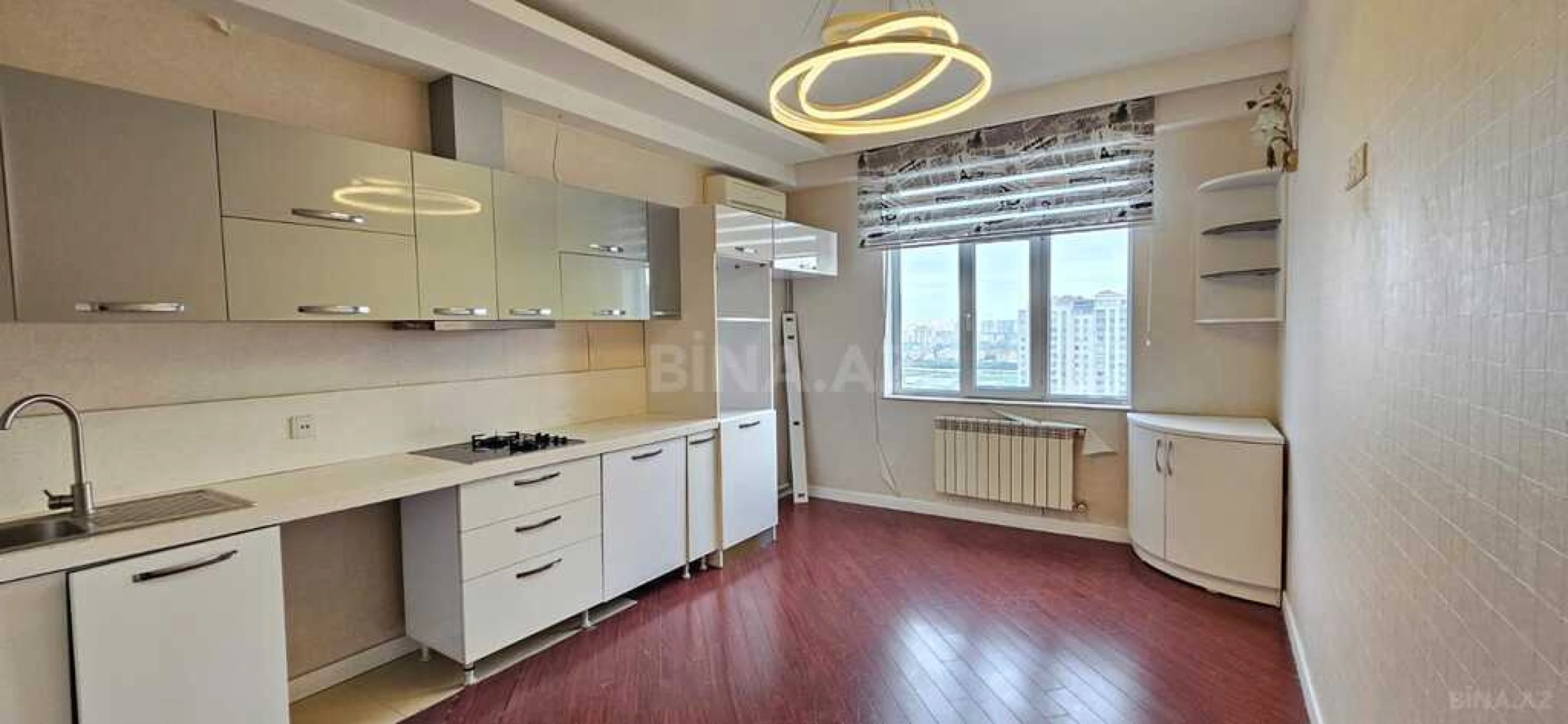 Satılır 3 otaqlı mənzil 135 m²