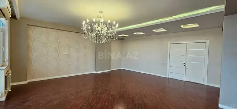 Satılır 3 otaqlı mənzil 135 m²