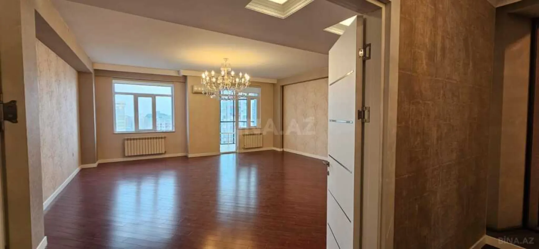 Satılır 3 otaqlı mənzil 135 m²
