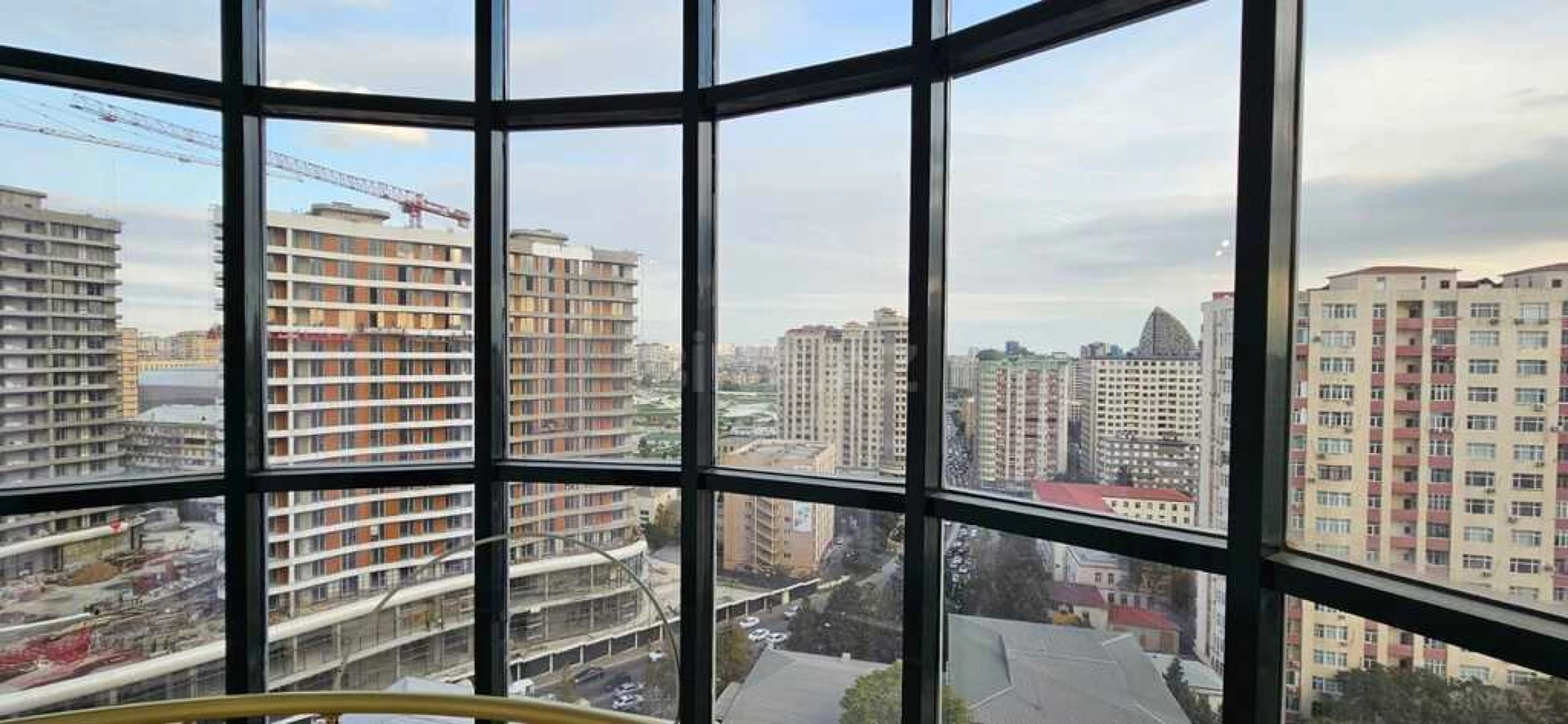 Satılır 3 otaqlı mənzil 135 m²