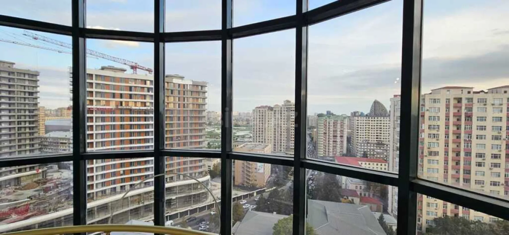 Satılır 3 otaqlı mənzil 135 m²