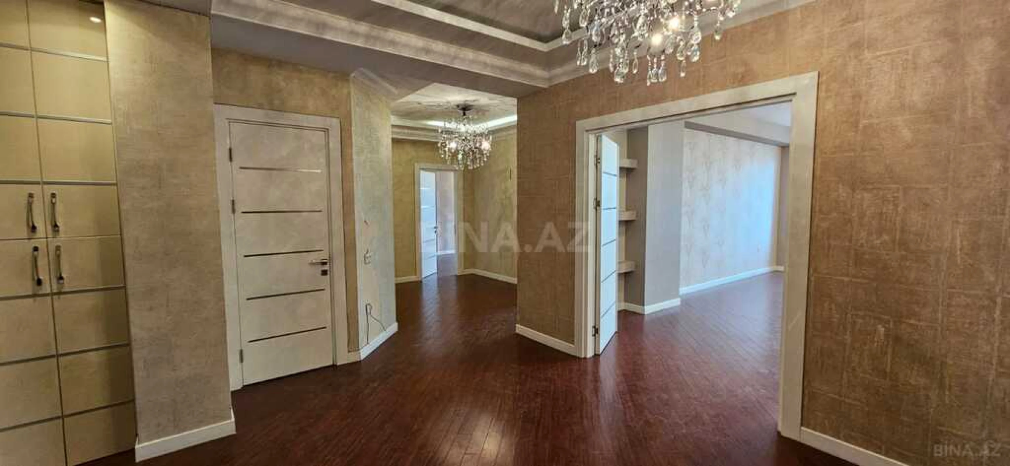 Satılır 3 otaqlı mənzil 135 m²