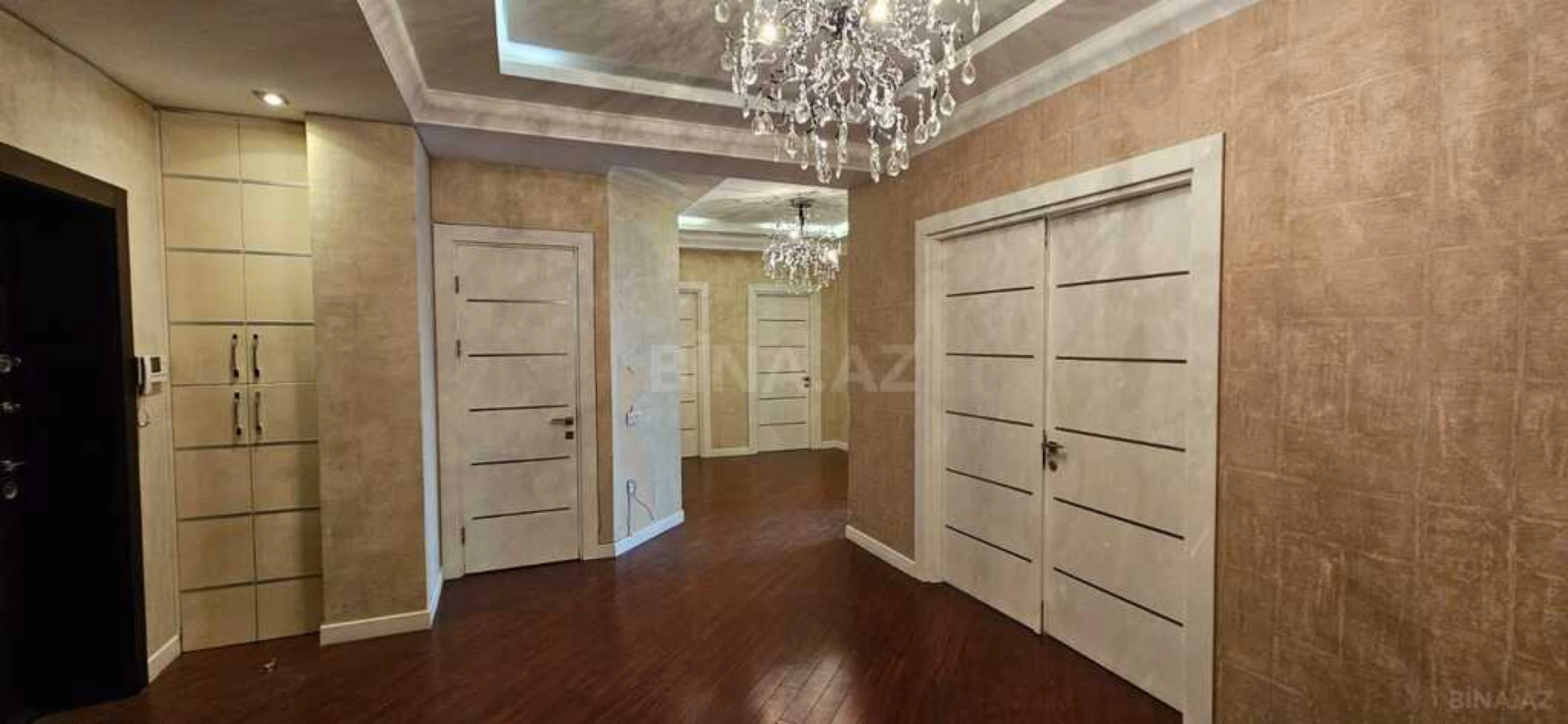 Satılır 3 otaqlı mənzil 135 m²