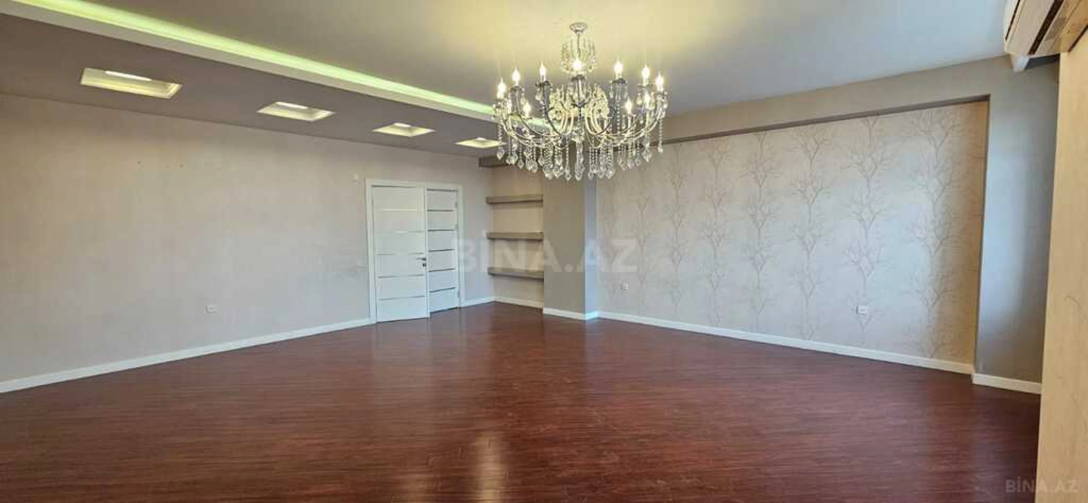 Satılır 3 otaqlı mənzil 135 m²