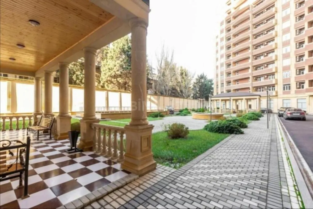 Satılır 3 otaqlı mənzil 135 m²