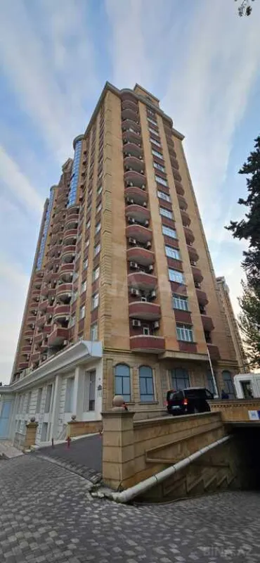Satılır 3 otaqlı mənzil 135 m²