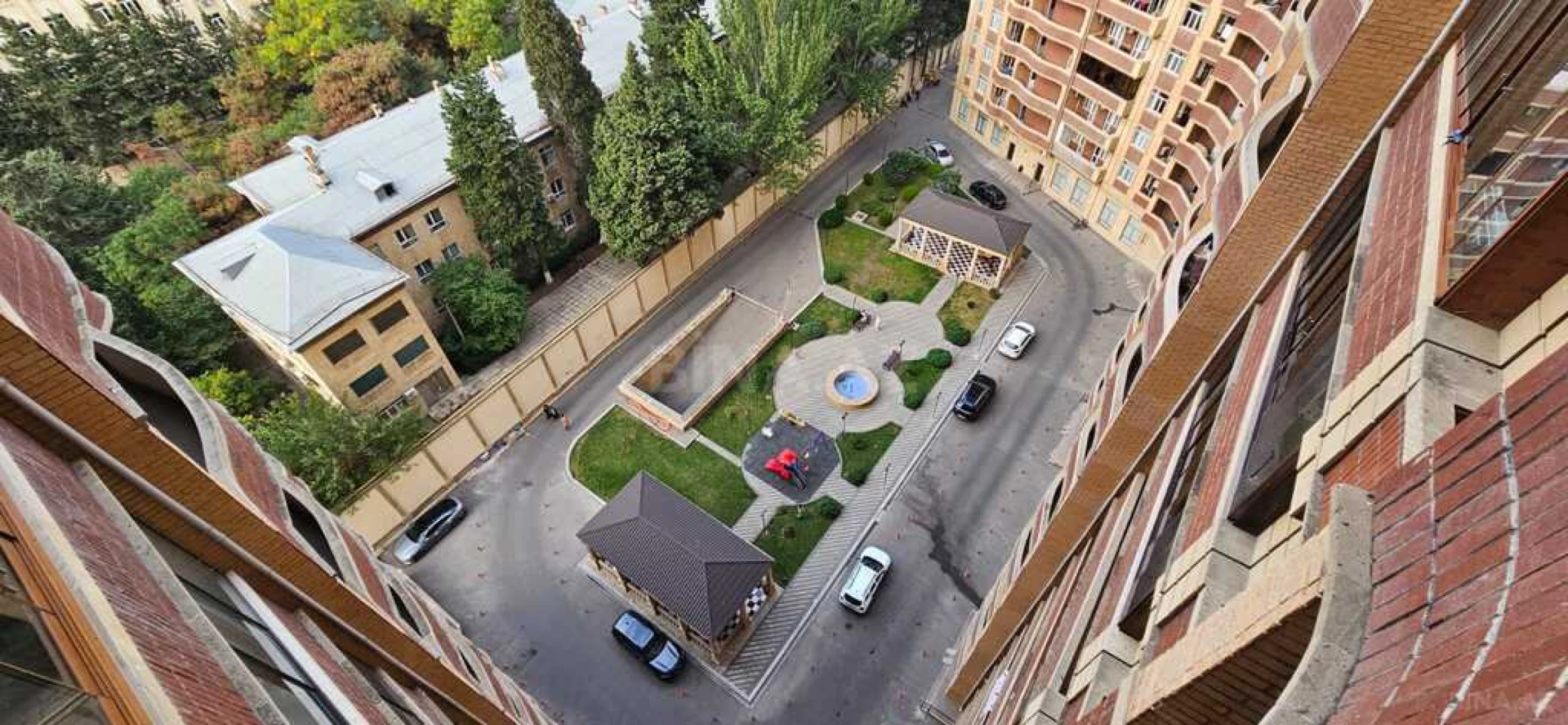 Satılır 3 otaqlı mənzil 135 m²