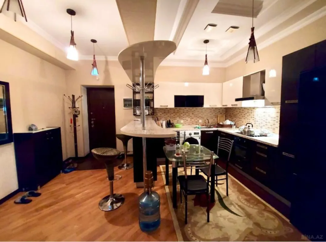 Satılır 4 otaqlı mənzil 150 m²