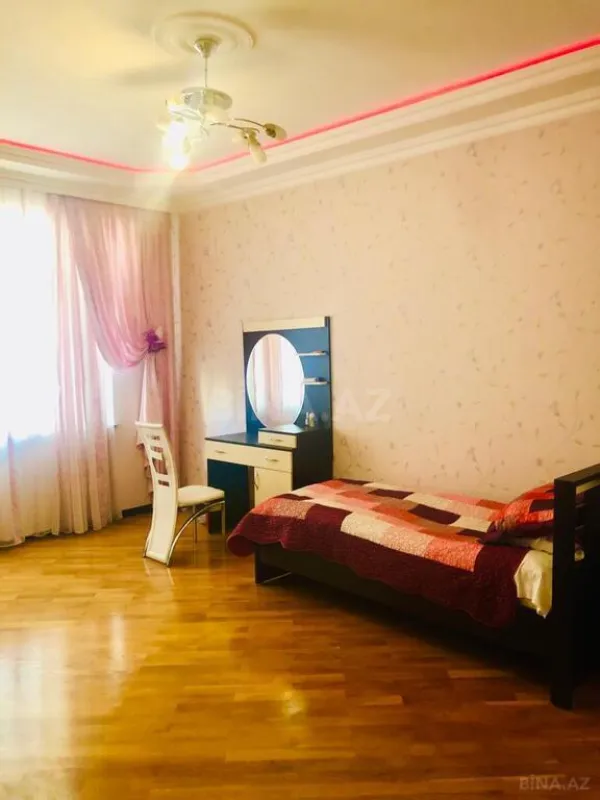 Satılır 4 otaqlı mənzil 150 m²