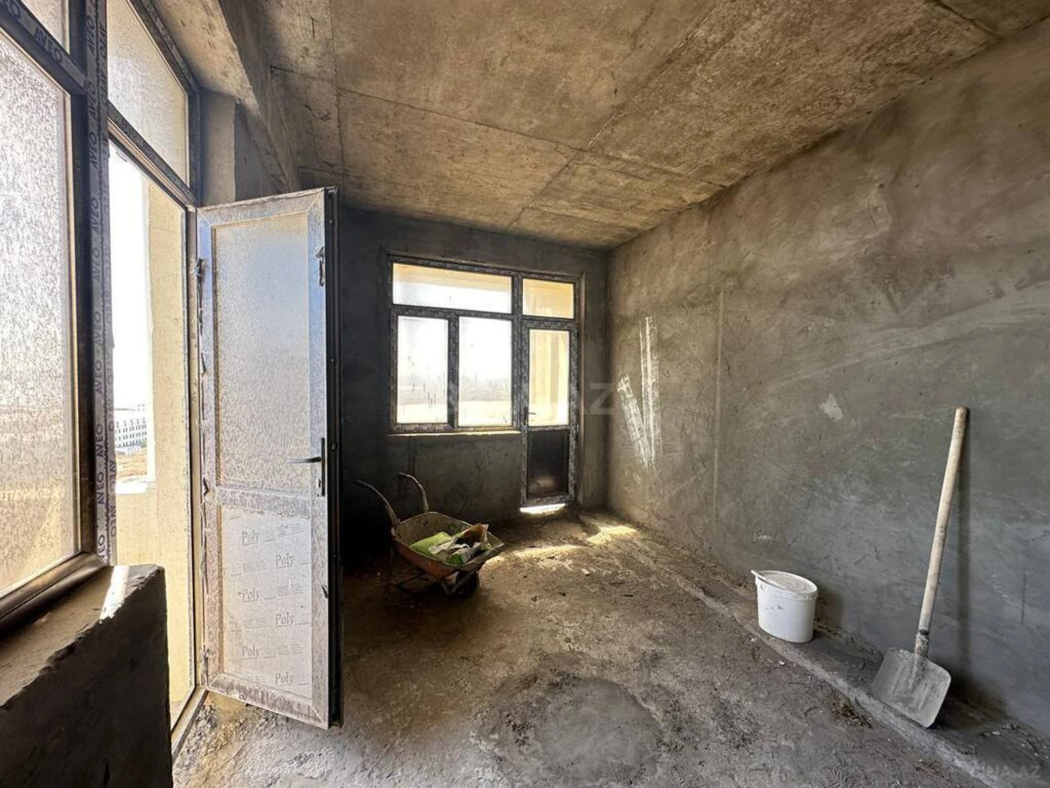 Satılır 3 otaqlı mənzil 135 m²