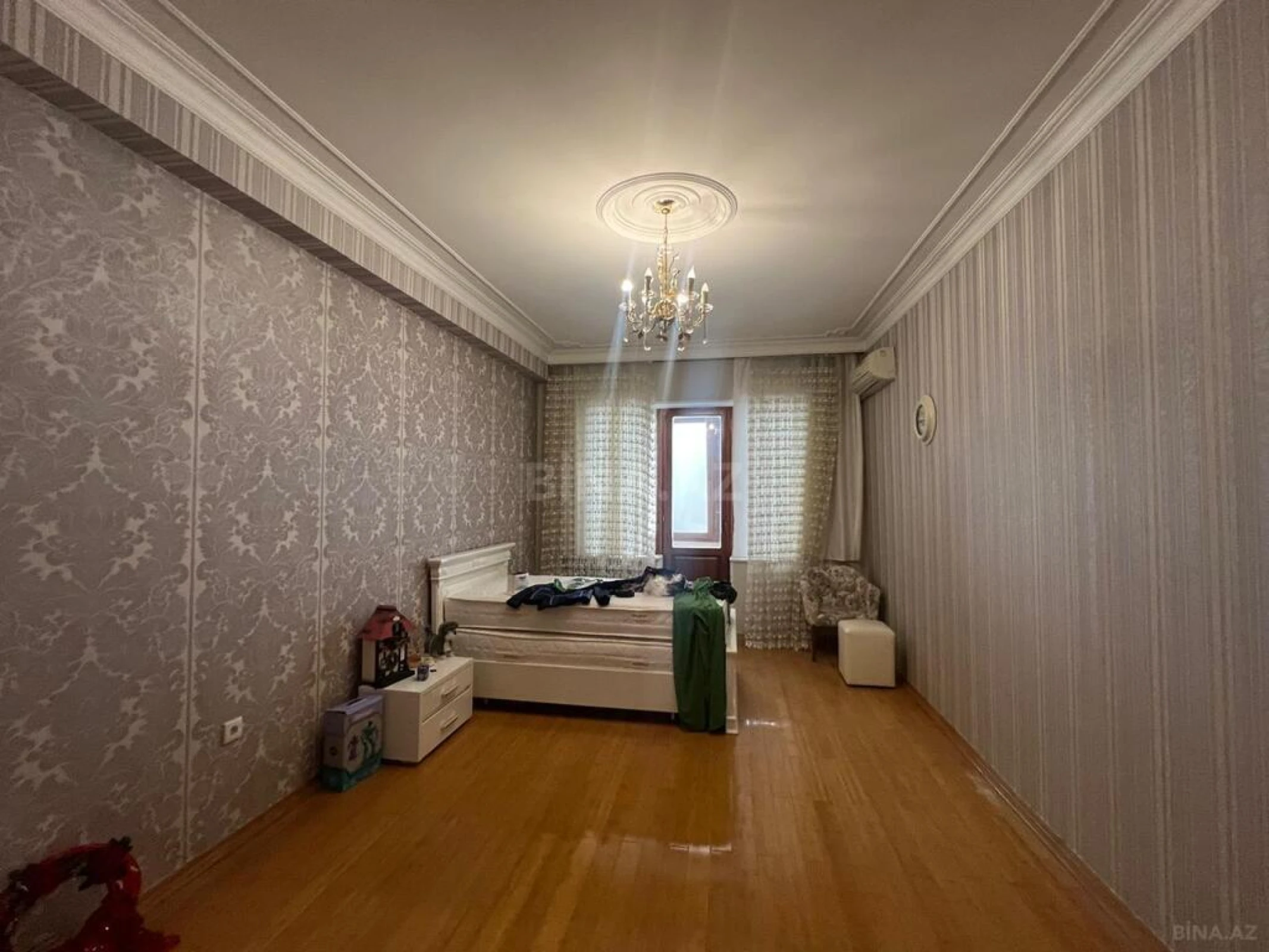 Satılır 4 otaqlı mənzil 240 m²