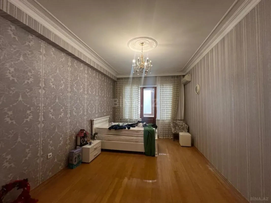 Satılır 4 otaqlı mənzil 240 m²