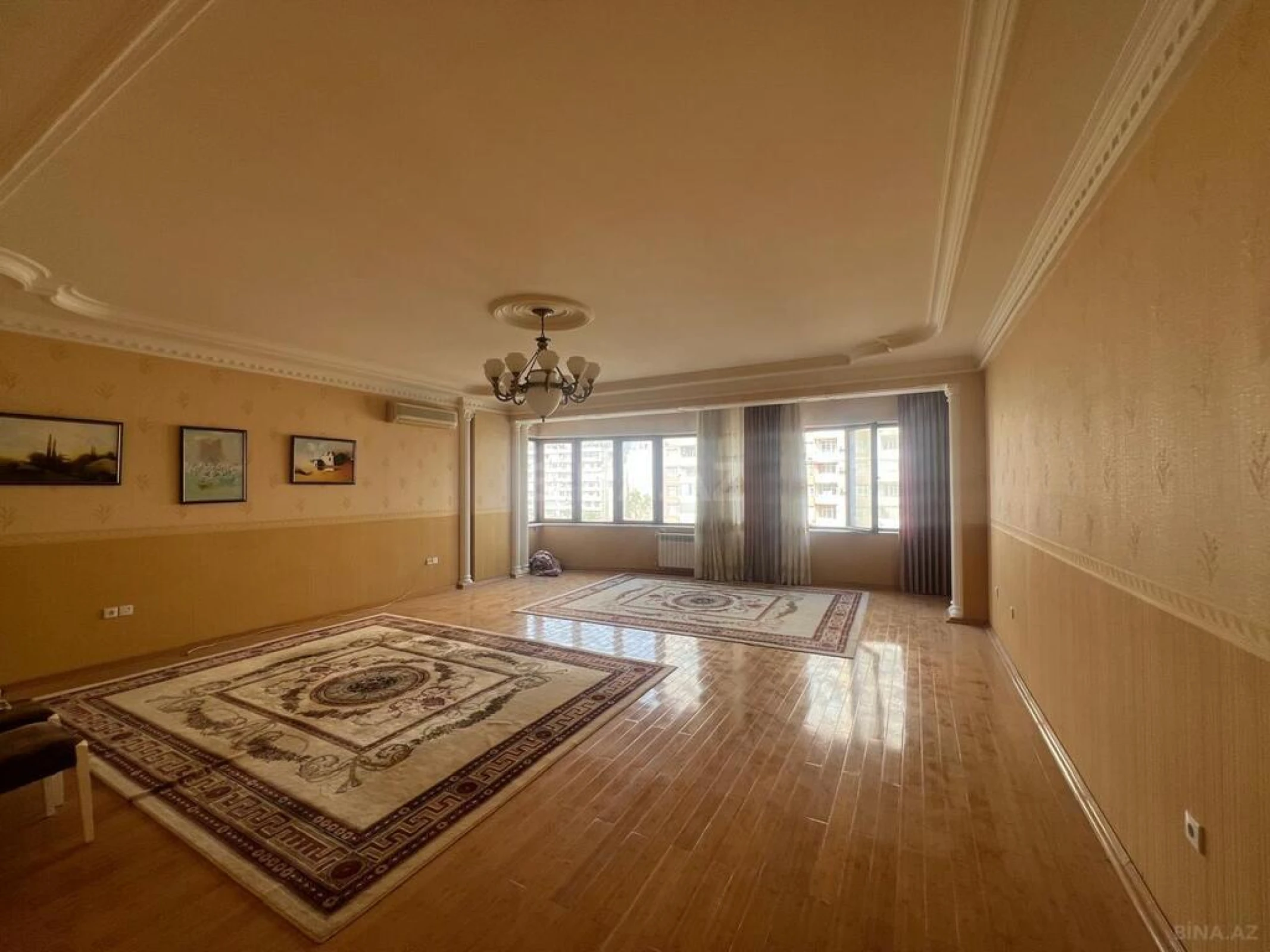 Satılır 4 otaqlı mənzil 240 m²