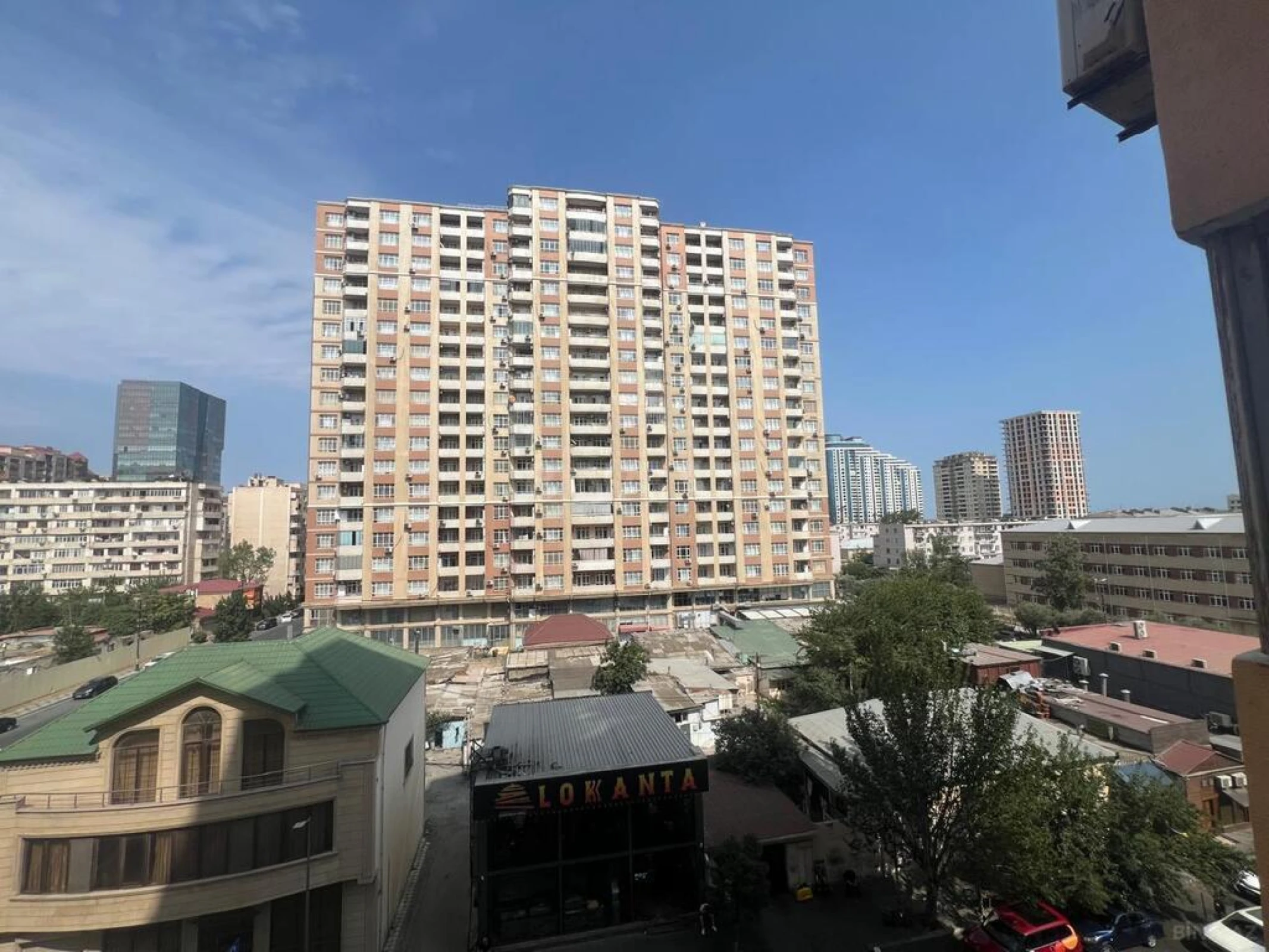 Satılır 4 otaqlı mənzil 240 m²