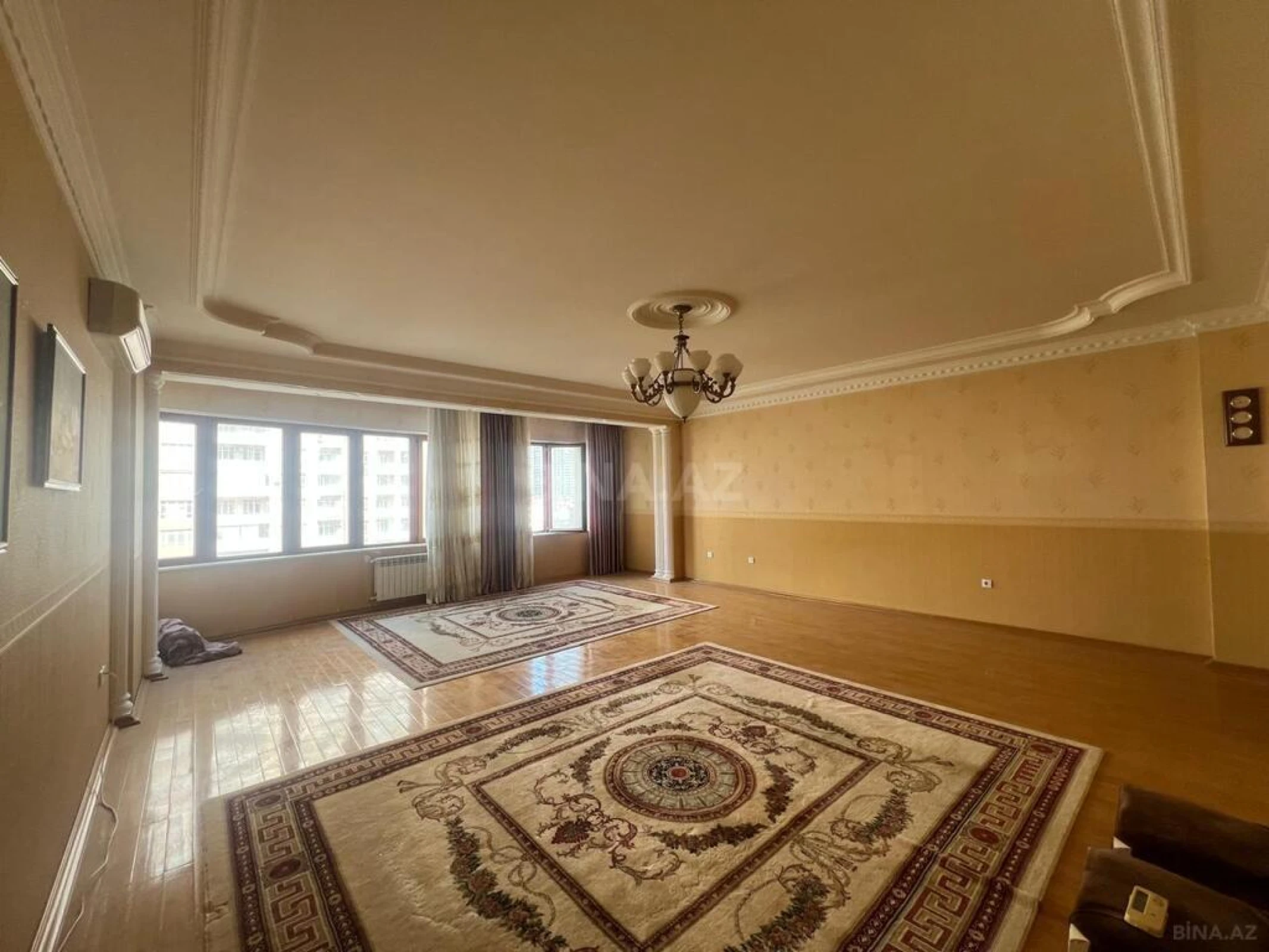 Satılır 4 otaqlı mənzil 240 m²