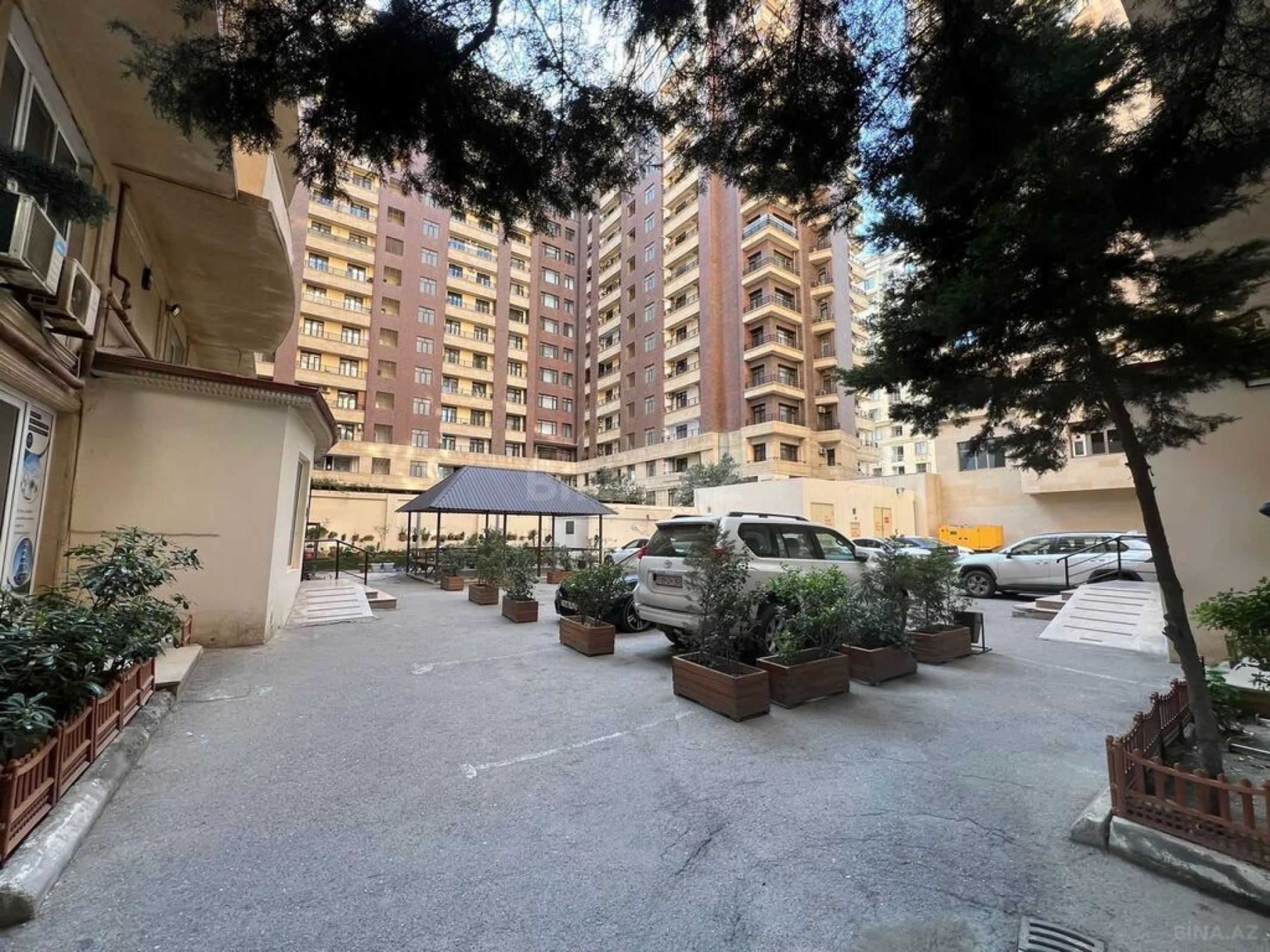 Satılır 4 otaqlı mənzil 240 m²